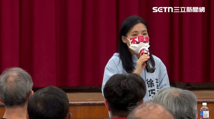 徐巧芯確診仍戴著口罩幫羅明才反罷免。（圖／翻攝畫面）