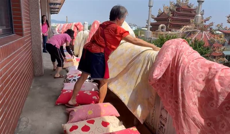 近百件的枕頭棉被，專門提供給進香客使用。(圖／翻攝畫面)