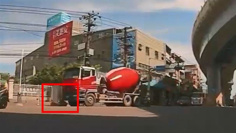 騎士官翁遭水泥車撞擊瞬間。（圖／翻攝自Wowtchout - 地圖型行車紀錄器分享平台）