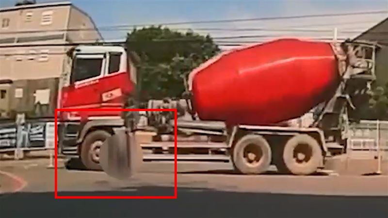 騎士官翁遭水泥車輾過捲入車底瞬間。（圖／翻攝自Wowtchout - 地圖型行車紀錄器分享平台）