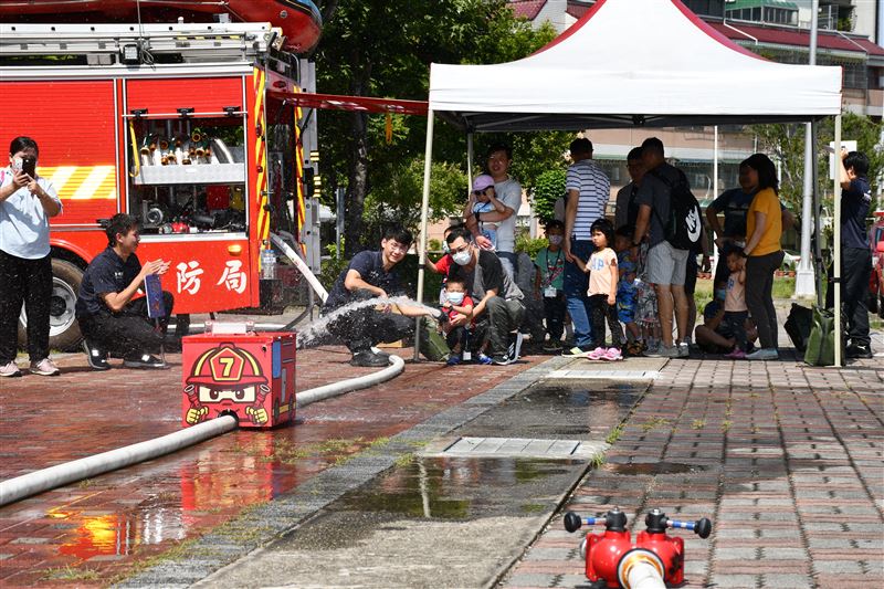 台中消防局歡慶父親節舉辦親子闖關活動。（圖／台中市消防局提供）