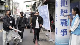 《零日攻擊》暴力場面，謝章穎預告他為了本劇獻出大尺度全裸入鏡，要觀眾們拭目以待，他與任敏嫻另有多場親密互動。（圖／牽猴子提供）