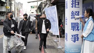 男星凱道「暴打孕婦！」警察緊急上前攔阻