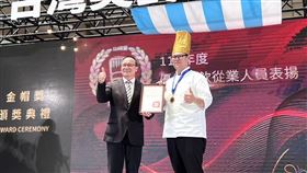 遠雄悅來大飯店廚藝團隊近期代表台灣出征「2025大洋洲國際烹飪藝術挑戰賽」，與全球80位選手同場較勁，共拿下一特金、二金、二銀的成績，成為最大贏家。主廚蔡坤城同時受邀加入「台灣美食節」國宴名廚團，赴紐西蘭參與飲食文化推廣活動，展現台灣料理的國際競爭力。