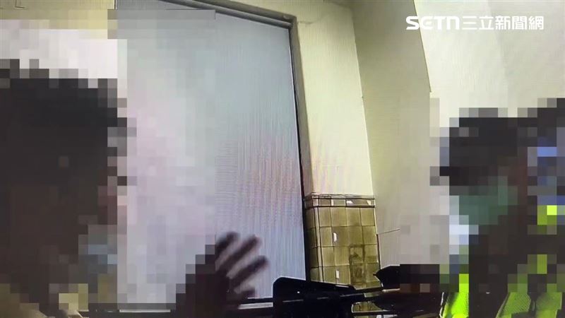 洪男不滿病情未見好轉,憤而衝進診間毆打醫師。(圖/翻攝畫面)
