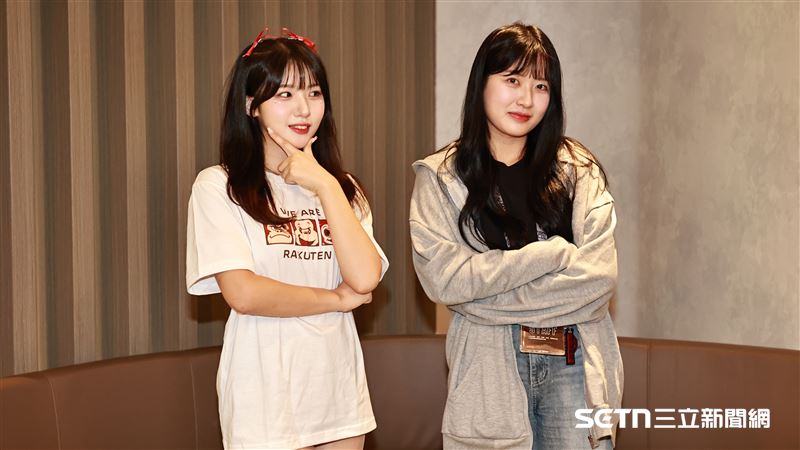 樂天女孩韓籍成員廉世彬和翻譯「粒姐」成為好友。(圖/記者劉彥池攝影)