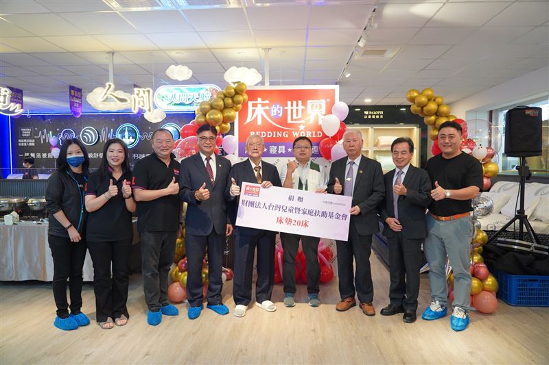 床的世界台中喬遷全新開幕，捐贈床墊予家扶基金會關懷社會守護孩童睡眠。（圖／業者提供）