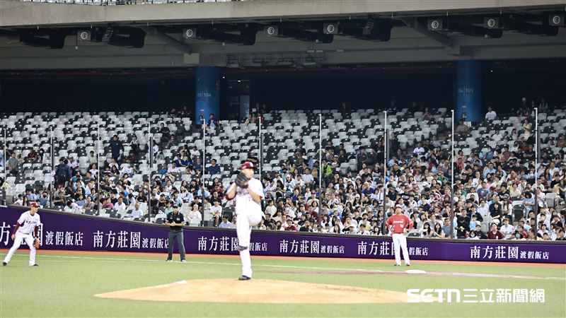 中職36年例行賽，樂天桃猿父親節在臺北大巨蛋迎戰味全龍，內野出現大片空位。（圖／記者劉彥池攝影）