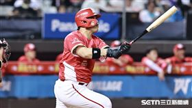 ▲中職36年例行賽，味全龍左外野手陳子豪二壘安打送回朱育賢先馳得點。（圖／記者劉彥池攝影）