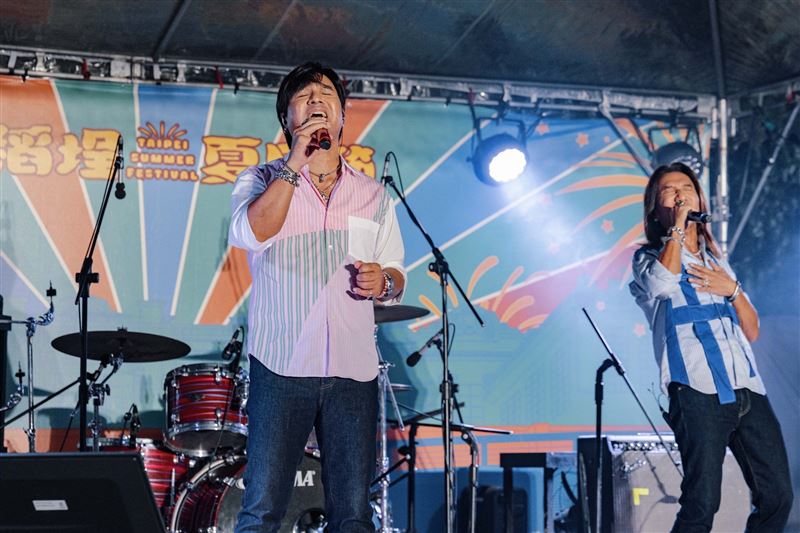 獲得金曲獎「最佳演唱組合獎」動力火車,陪伴臺下觀眾一同沉浸於盛夏夜晚的音浪中。(圖/臺北市政府提供)