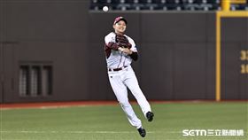 ▲中職36年例行賽，樂天桃猿游擊手馬傑森接球傳一壘。（圖／記者劉彥池攝影）