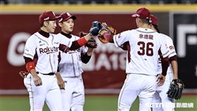 ▲中職36年例行賽，樂天桃猿4：3擊敗味全龍，球員賽後擊掌慶祝勝利。（圖／記者劉彥池攝影）