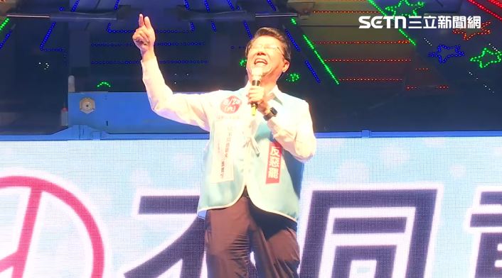 謝龍介在台上激動宣講。（圖／翻攝畫面）