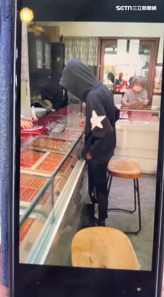 店家拍下搶金飾的年輕男子。（圖／記者王浩原攝影）