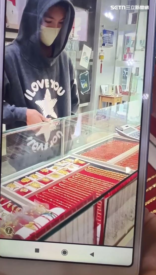 店家拍下搶金飾的年輕男子。（圖／記者王浩原攝影）