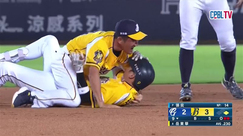 中信兄弟王威晨再見安打，總教練平野惠一激動跳上擁抱，雙方重心不穩倒地。（圖／翻攝自CPBLTV）