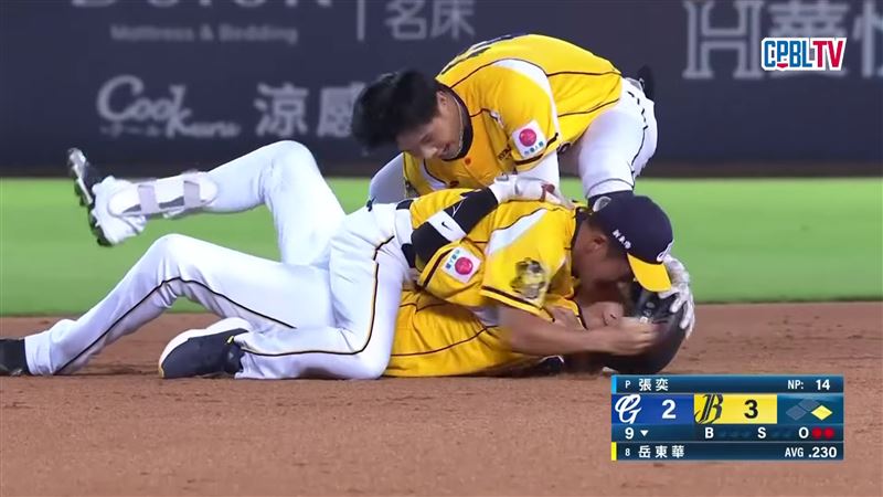 中信兄弟王威晨再見安打，總教練平野惠一激動跳上擁抱，雙方重心不穩倒地。（圖／翻攝自CPBLTV）