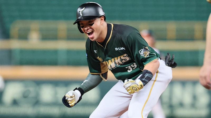 吳念庭敲出致勝安。（圖／台鋼雄鷹提供）