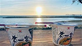 ▲海景第一排享用泡麵。（圖／翻攝自烏林投玄德宮粉絲專頁）