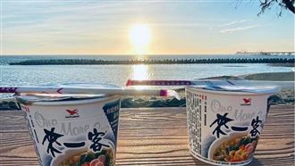海景版泡麵土地公　烏林投玄德宮泡麵牆