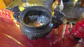 ▲黑色香爐。（圖／記者邱美銜攝影）