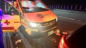 男子搶走救護車後在國道自撞護欄後遭逮。（圖／翻攝畫面）