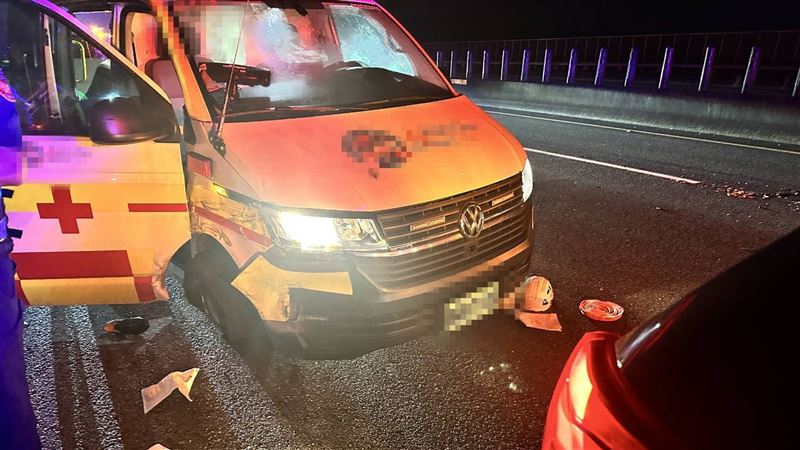 男子嗆走救護車後在國道自撞護欄。（圖／翻攝畫面）