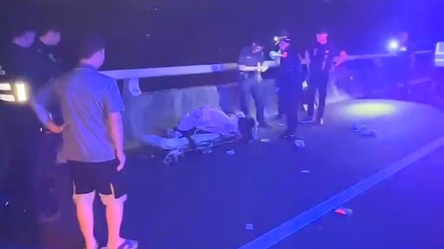 搶救護車的男子被逮後因受傷準備送醫。（圖／翻攝畫面）