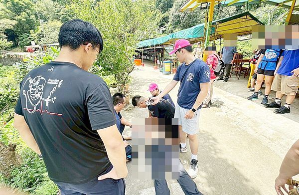 桃園市一名陳姓老翁(73歲),8日上午與友人攀登龍潭區石門山登山步道,不料途中卻突然昏迷倒地。(圖/翻攝畫面)