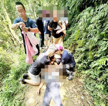7名休假勇消見狀忙施以CPR搶救,但送醫仍宣告不治。(圖/翻攝畫面)