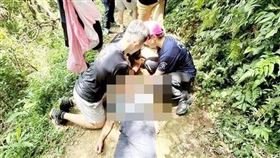 桃園市一名陳姓老翁（73歲），8日上午與友人攀登龍潭區石門山登山步道，不料途中卻突然昏迷倒地。（圖／翻攝畫面）