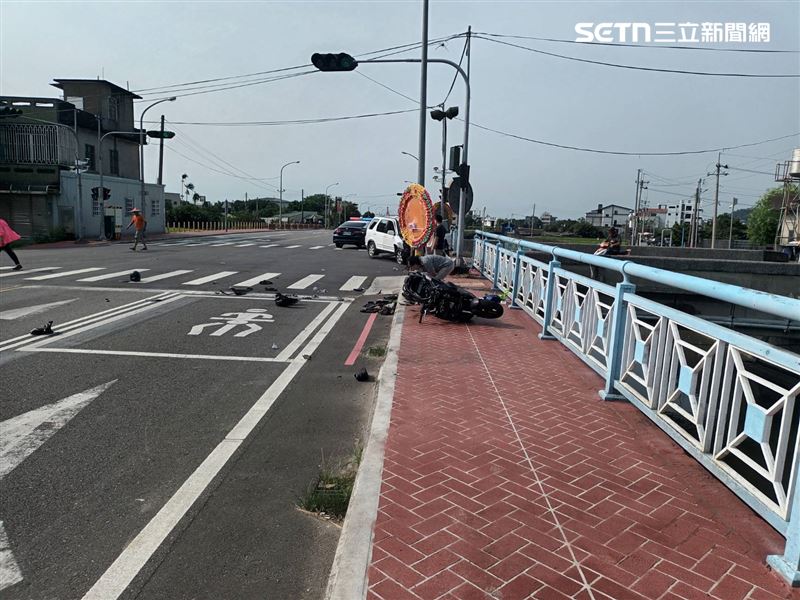休旅車車頭嚴重變形,機車則被撞飛至人行道,車牌甚至被震落至一旁圳溝內。(圖/翻攝畫面)