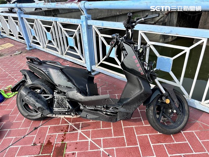 車禍發生後騎士倒地,附近的阿公阿嬤幫他撐傘等待救護車抵達。(圖/翻攝畫面)