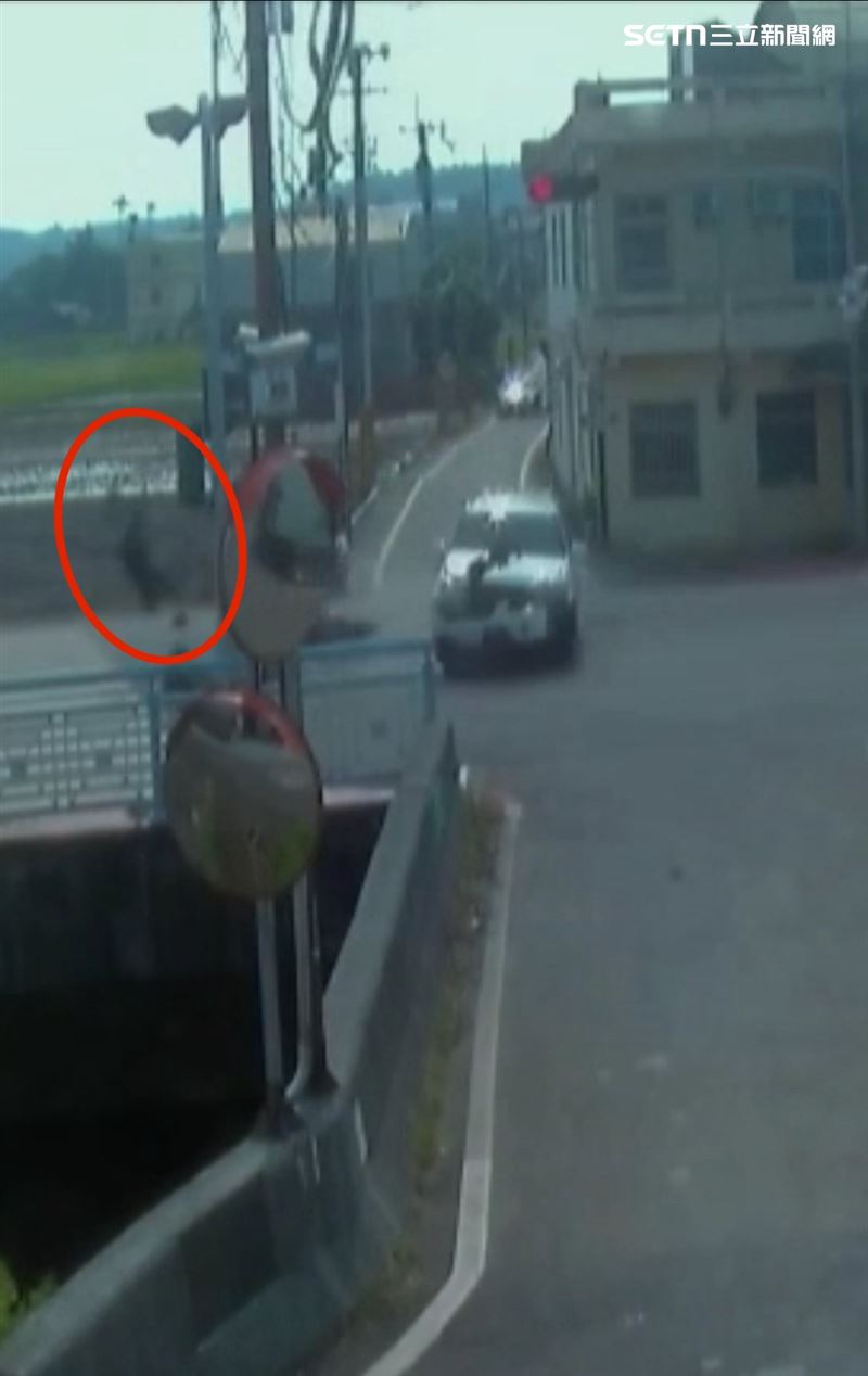 事發前,一輛警車因發現休旅車行跡可疑,在後方跟監準備攔查,未料休旅車駕駛疑心虛闖紅燈,直接攔腰撞上機車。(圖/翻攝畫面)