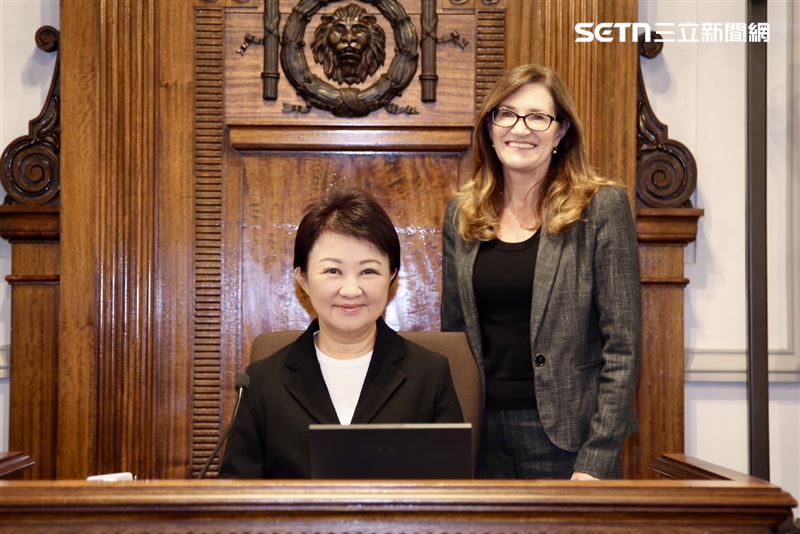 盧秀燕與布里斯本市議會議長蘭德斯會面時,特別提到在布里斯本洪災期間,發起的「泥巴志工(Mud Army)」協助救災的行動。(圖/翻攝畫面)