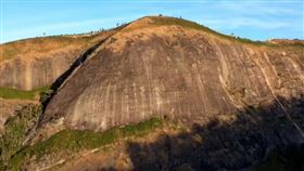 車震,墜崖,慘死,情侶,姊弟戀,巴西,意外（圖／翻攝自X）