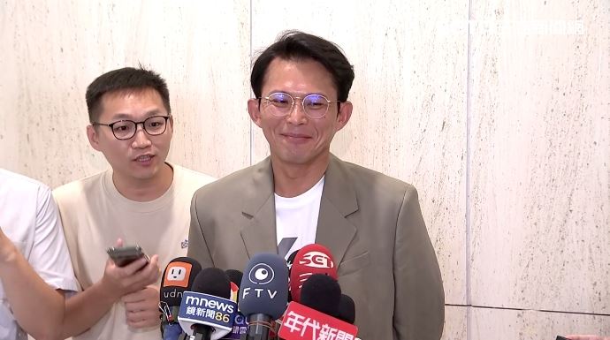 黃國昌接受媒體聯訪,轟政府喪事喜辦。(圖/翻攝畫面)