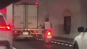 有民眾日前在國道5號雪隧內看到一名騎著機車的阿伯，錦珍的車陣緩緩前行，民眾拍下影片分享到Threads，質疑阿北你怎麼在這邊！國道警表示，將對違規騎士依違反《道路交道管理處罰條例》開罰，最高可罰6千元。