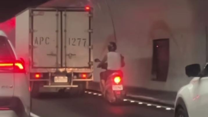阿伯騎車穿越雪隧。(圖/民眾提供)