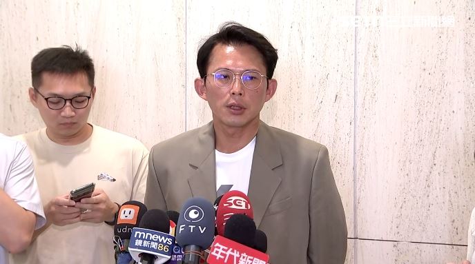 黃國昌接受媒體聯訪,轟行政院現在是太上皇的機關嗎?(圖/翻攝畫面)