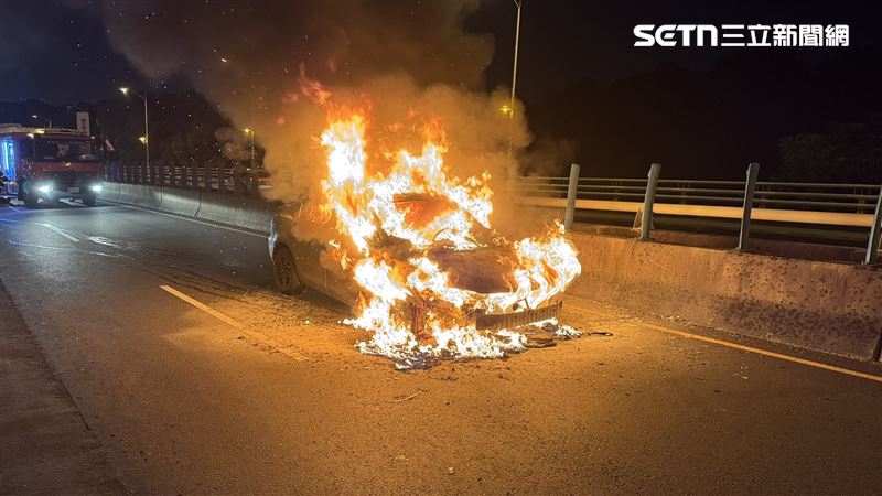 彰化市台74甲線東外環道發生火燒車事故。(圖/翻攝畫面)