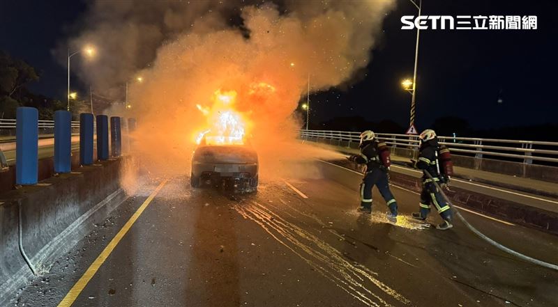 轎車行駛間突然拋錨,駕駛靠邊停車後,車輛起火燃燒。(圖/翻攝畫面)