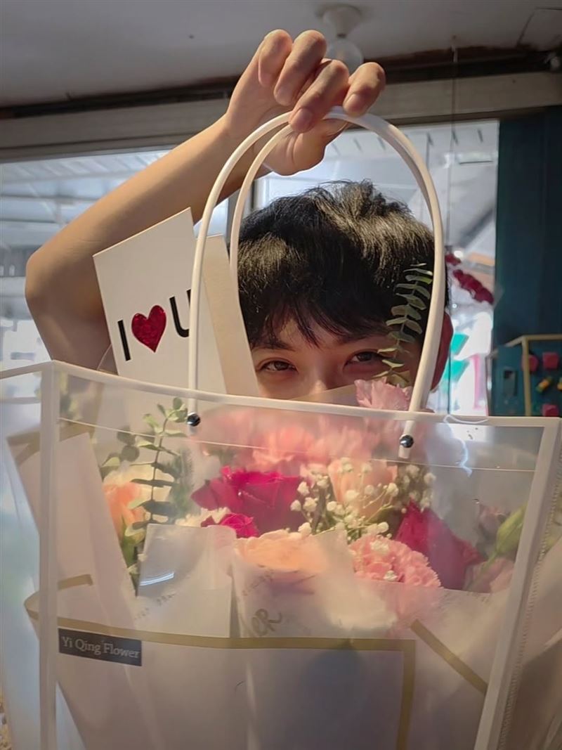 連晨翔送花給劉品言,眼神中滿是寵溺。(圖/翻攝自IG)