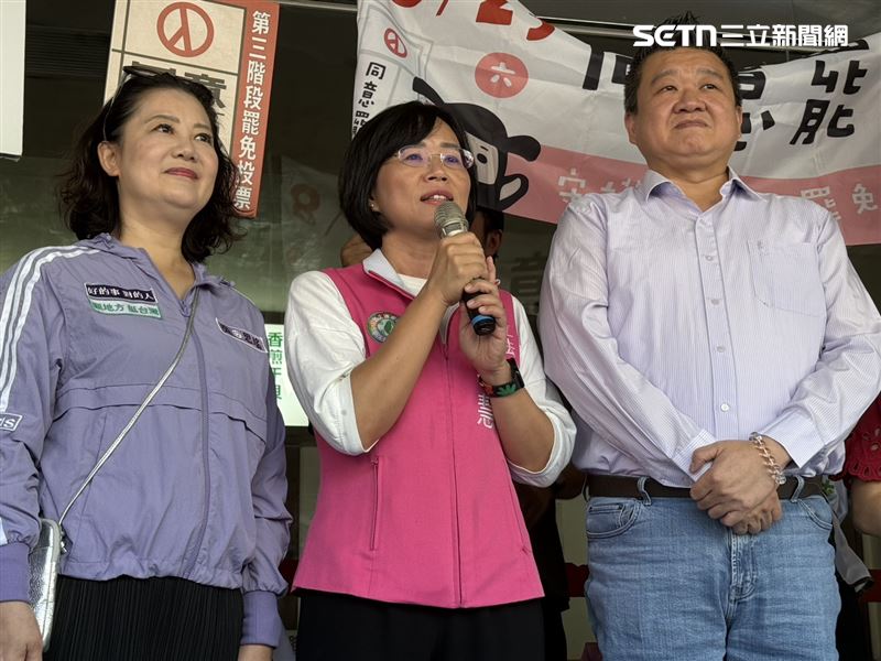 民進黨立委蘇巧慧陪同罷免羅明才團體「拔羅波」掃街。(圖/記者劉秀敏攝影)