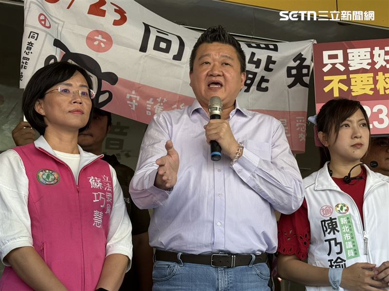 民進黨代理秘書長何博文陪同新店罷團「拔羅波」掃市場。(圖/記者劉秀敏攝影)