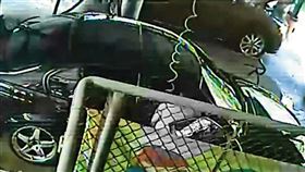 高雄發生3歲女童遭「噴死」的離奇命案。一名鄺姓男子載著3歲女兒到洗車場洗車，沒想到女兒竟遭到清理車內的噴槍，從口中噴入高壓氣體，導致肺臟破裂死亡。