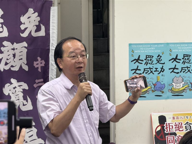 王瑞德嗆國民黨「你要中央編一萬,藍營執政發五千」。(圖/罷團「中二解顏」提供)