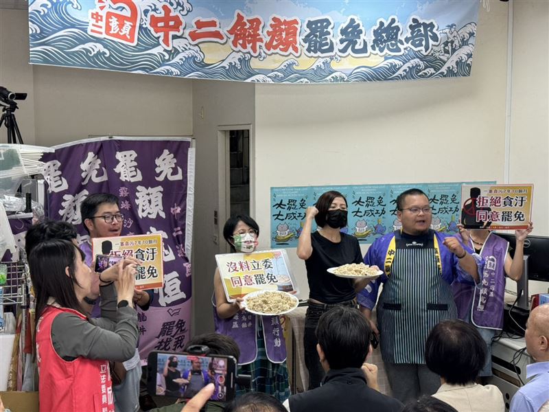罷免顏寬恒團體「中二解顏」舉辦總部成立茶會,現場準備「有料水餃」狠酸顏寬恒。(圖/「中二解顏」提供)
