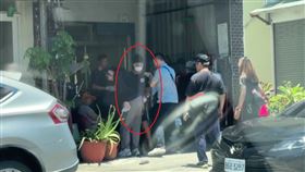 台東市中華路、正氣路上的一家銀樓昨晚7時許遭搶劫，1名身穿帽T、戴著口罩歹徒向老闆娘佯稱要挑選父親節禮物，趁機拿出辣椒水攻擊老闆娘，搶走4條價值約60萬元的金項鍊逃逸。警方今天上午循線逮捕該名未成年嫌犯，詳細動機正在釐清中