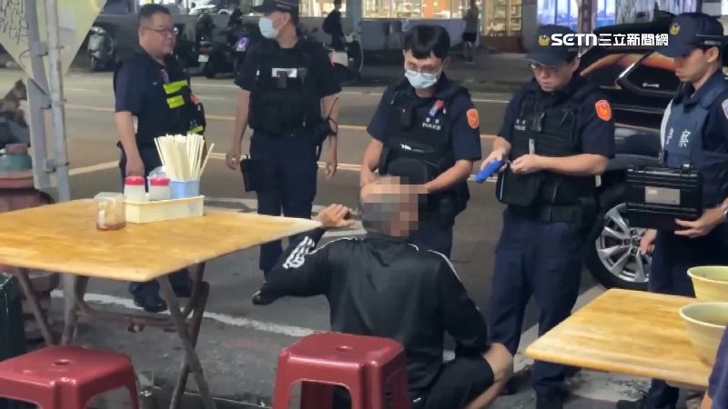 麵店當得來速!男坐機車點餐按喇叭遭客斥